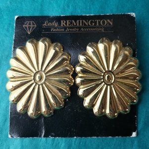 2/10$ Vintage Lady Remington gold tone floral statement earrings